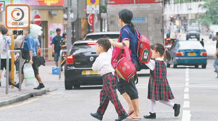 城大研究發現五成六受訪家庭，照顧十二歲以下子女的每月開支達家庭收入兩成以上。（資料圖片）