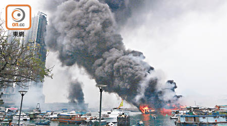 去年中秋筲箕灣避風塘發生三級火，波及約三十艘船隻。