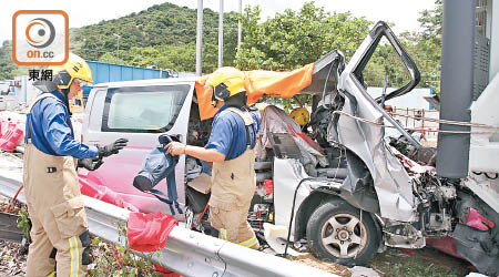 客貨車衝破水馬狂撞指示牌。（梁卓明攝）