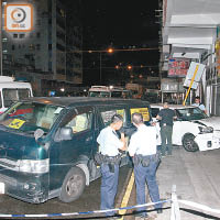 私家車撞路邊客貨車及路牌。