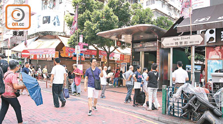 巴籍青年在深水埗港鐵站外遇襲及失手機。（梁卓明攝）