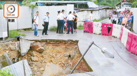 千呎巨坑影響兩條村逾千戶居民出入。<br>（吳欽旺攝）