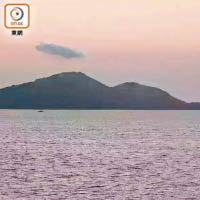 蛇頭被本港水警嚇退後，即載着九名人蛇返回內地的內伶仃島，還哄騙他們該處是「香港」。
