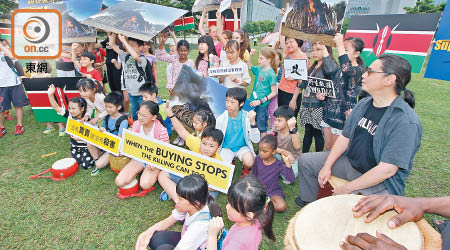 多名學童出席活動，呼籲港府早日全面禁止象牙貿易。