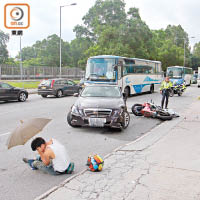 大埔工業邨車禍中，受傷鐵騎士坐在地上待援。（賴南秋攝）