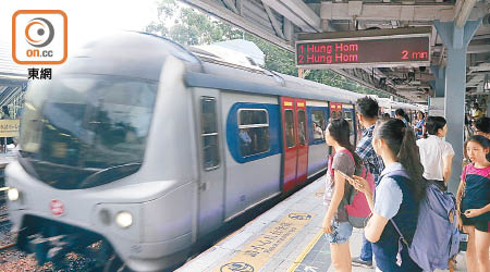 港鐵大學站附近信號故障，列車需慢駛。（林兆崙攝）