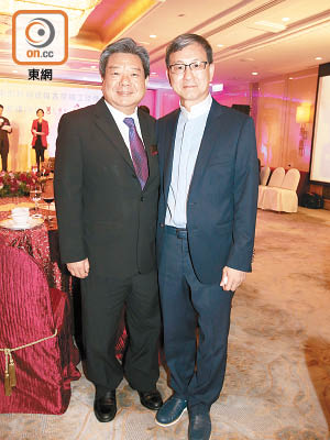 鄧錦雄（左）與沈運龍齊齊宣傳仁愛堂全年籌款大計。（葉華英攝）
