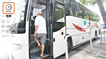 來港旅客大減，旅遊巴只有長泊停車場「等開工」。