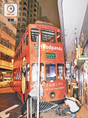 電車出軌剷行人路撞大廈簷篷。（張曉楠攝）