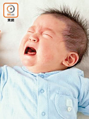寶寶睡覺時哭鬧，令爸媽十分頭痛。（資料圖片）