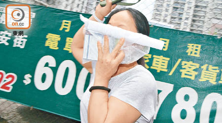 首被告阮氏緣舉起「人字拖」拍向記者。