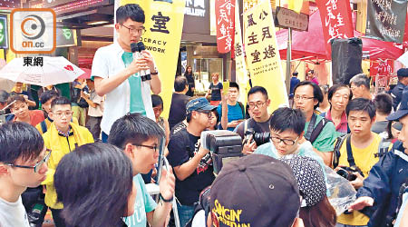 多個泛民及傘後組織在維園一帶擺街站籌款，期間黃之鋒、羅冠聰等香港眾志成員與警方口角。（陳亦瀅攝）