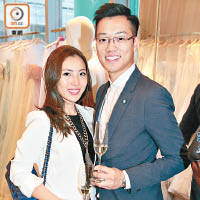 香港管理專業協會成員何朗文（右）與女友Allison仔細端詳靚衫，當然不忘品嘗美酒。