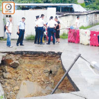 口岸<BR>連接「蓮塘香園圍出入境口岸」的隧道挖掘工程，發生冧路，形成一個五米深巨坑。