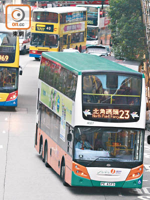 受訪的七十六名新巴及城巴車長中僅兩人不須加班工作，令人關注車長工時長的問題。