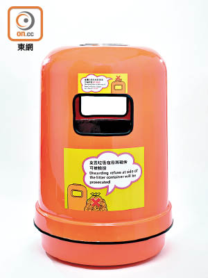 新設計的一百三十公升廢屑箱，其入口較小及貼有較大的警告標示。