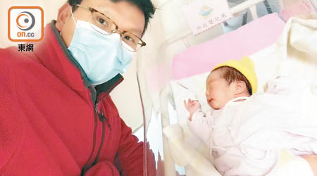 陳恒鑌（左）的太太於三月在廣華產子，他否認曾獲院方特別對待。