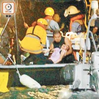 南丫海難發生後，救援員搶救遇難者。