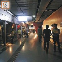 港鐵中環站大停電，月台「烏燈黑火」。
