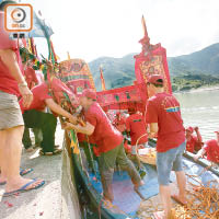 居民再將小神像請上船，供沿途民眾焚香拜祭。