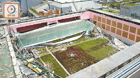 雨水積聚令城市大學運動中心屋頂變成一隻鑊，大大增加下塌風險。（資料圖片）