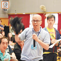 街工成員譚亮英向劉展灝掟假髮，批評標委會「假諮詢」。