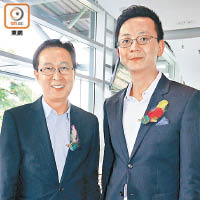 發展局政治助理馮英倫（右）當年做過港大學生會會長，左為發展局副局長馬紹祥。