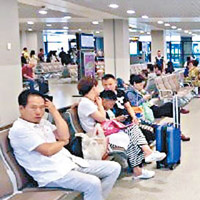 浦東機場等候上機人數眾多。（互聯網圖片）