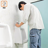 中年男士若出現漏尿、排尿困難等問題，應及早求醫。（資料圖片）