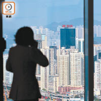 房屋問題長期困擾香港，令港人生活壓力大。