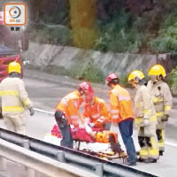 受傷女乘客由救護員急救。