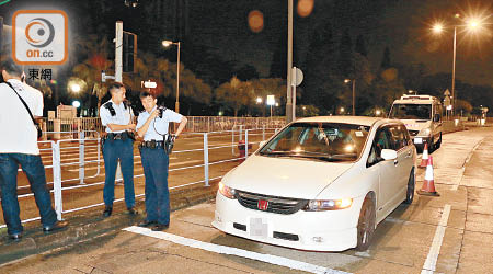警員在屯門截停拒查的七人車。