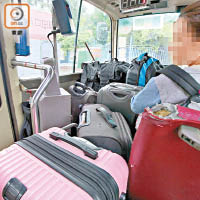 懷疑是水貨客的小巴乘客，將六件大型行李放在司機位左後方。