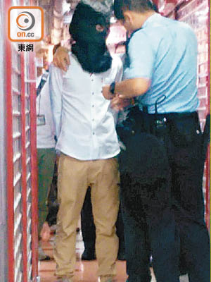 涉案青年被警員拘捕。（讀者提供）