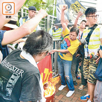 焚燒黨旗<br>女長毛（黃衫者）在中聯辦外焚燒中共黨旗。