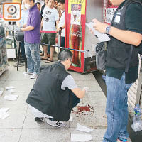 警方封鎖現場，地上遺下大攤血漬。（夏國威攝）