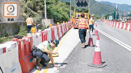 警方在車禍現場調查。