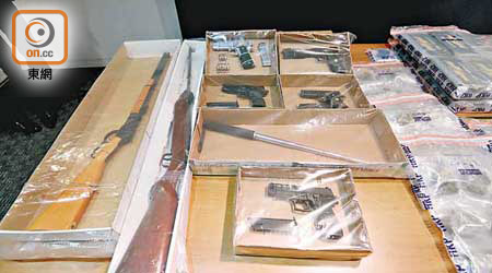 警方日前公布案件詳情並展示案中檢獲的槍械。（資料圖片）