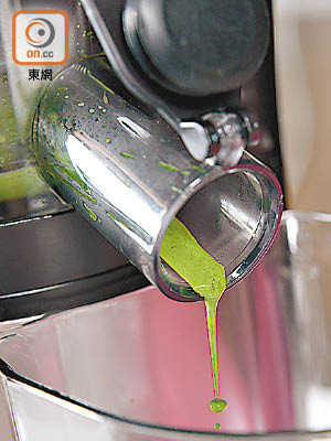 慢磨果汁日漸普及，原理是以低速轉動磨頭，可保留原色原味，同時減少氧化。