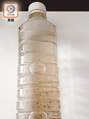 蒲台島居民以膠樽展示食水，清晰可見鐵銹沉底。