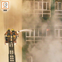 消防向起火的四樓單位射水撲救。