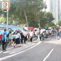 觀塘道東行線全線封閉，大批市民只能落車步行。（黃永健攝）
