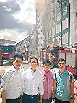 民建聯四名區議員以消防車及火警現場為背景拍合照，遭網民炮轟。左起：張姚彬、柯創盛、歐陽均諾及張琪騰。（轉載自Po Sang/My Radio.HK fb群組圖片）
