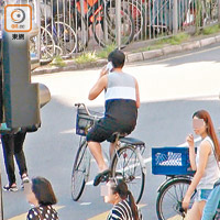 上水<br>有人邊踩單車邊講手機，橫過馬路時亦沒有下車。