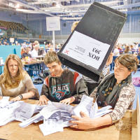 在蘇格蘭格拉斯哥，職員忙於點算選票。