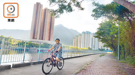 不少新界西居民以單車代步接駁交通。（資料圖片）