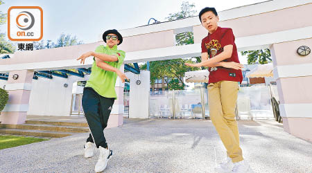 謝文珂（左）與十二歲學生陳石示範有B-Boy Breaking風格街舞。（何駿軒攝）