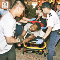 非洲漢涉毀壞路上汽車，被警員扣上手銬送院。