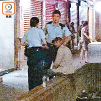 警員向一名涉拍打警車的印度漢查問。（讀者提供）