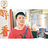 小食店負責人吳先生停業期間店舖損失廿多萬元。